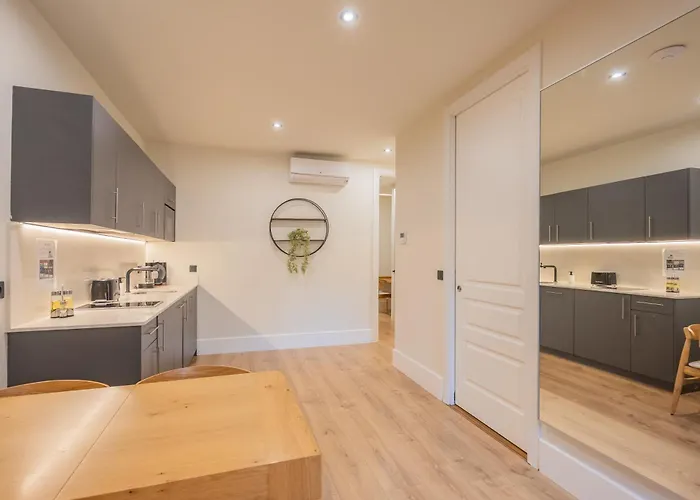 Riverside By Staynn Bilbau